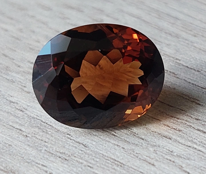 Медовый топаз 11.35 Ct. 14,5 х 11,6 х 8,3 mm (18605) - Фото 4 Медовый топаз 11.35 Ct. 14,5 х 11,6 х 8,3 mm (18605) - изображение 4