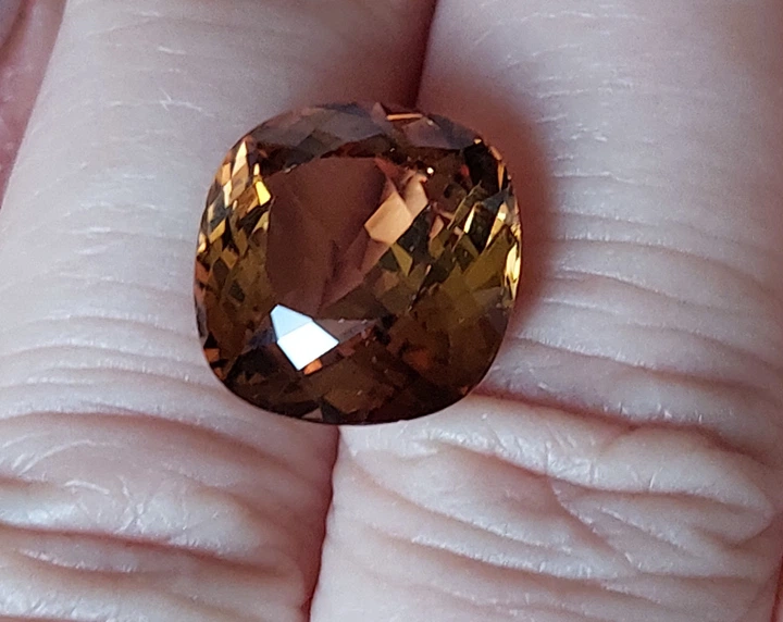 Медовый топаз 12.01 Ct. 13.4 x 13.0 x 9.0 mm (18604) - Фото 8 Медовый топаз 12.01 Ct. 13.4 x 13.0 x 9.0 mm (18604) - изображение 8
