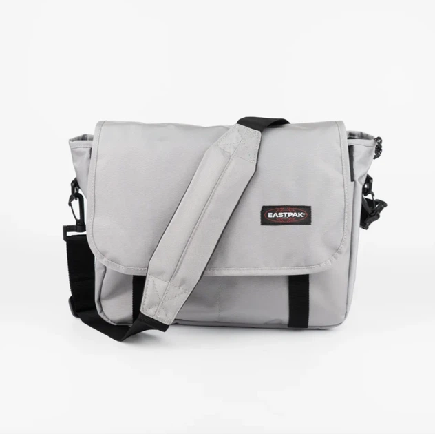 Сумка через плече EastPak Delegate 008 Black 20L в сером цвете. - Фото 1 Сумка через плече EastPak Delegate 008 Black 20L в сером цвете. - изображение 1