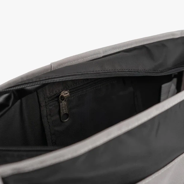 Сумка через плече EastPak Delegate 008 Black 20L в сером цвете. - Фото 2 Сумка через плече EastPak Delegate 008 Black 20L в сером цвете. - изображение 2