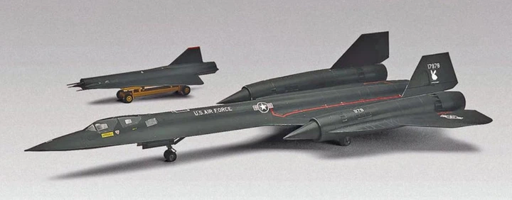 Збірна модель 1:72 літак SR-71A Blackbird Revell 15810 - зображення 2