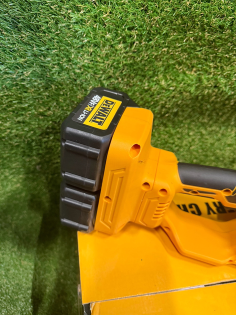 Професійна акумуляторна пила DeWalt DCM575N (48V, 6Ah) Безщіткова пилка АКБ з автозмащенням ланцюга та шиною 40см Девольт - изображение 6