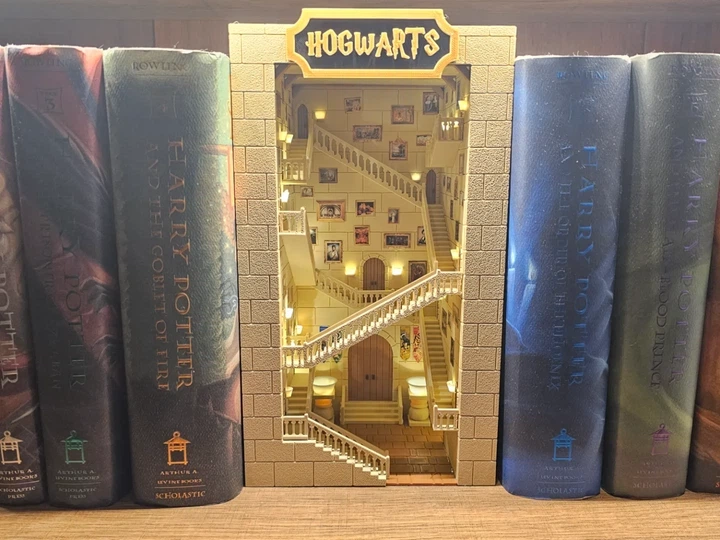 Вставка для книжкової полиці Book Nook Hogwarts - Фото 3 Вставка для книжкової полиці Book Nook Hogwarts - зображення 3