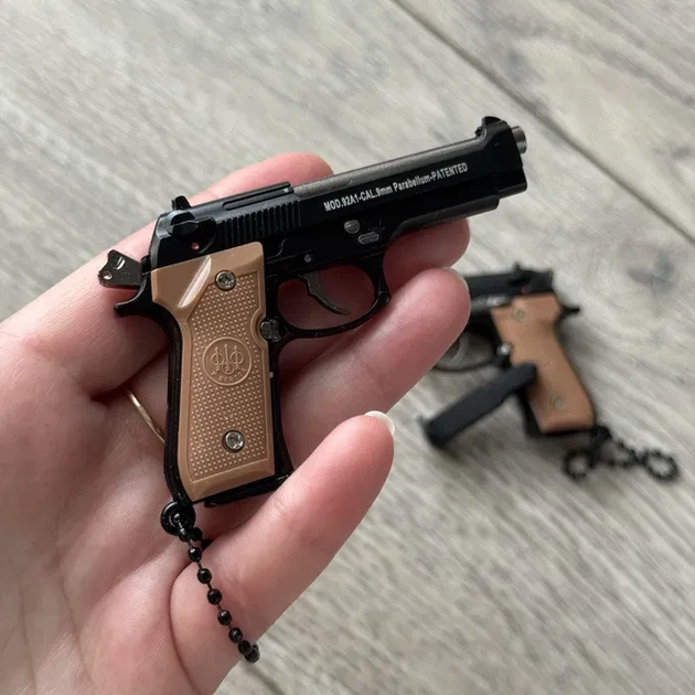 Брелок розбірний пістолет Антистрес M92 BERETTA чорного кольору, іграшка з металу та пластику - Фото 3 Брелок розбірний пістолет Антистрес M92 BERETTA чорного кольору, іграшка з металу та пластику - зображення 3