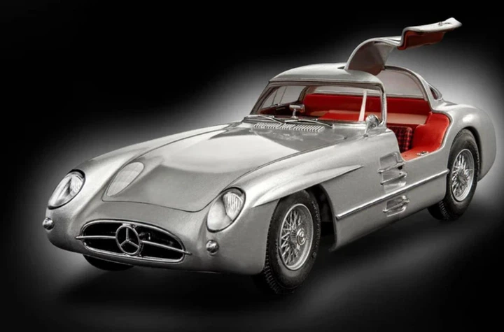Збірна модель 1:24 автомобіль Mercedes-Benz 300 SLR 70th Anniversary Revell 05633 - зображення 9
