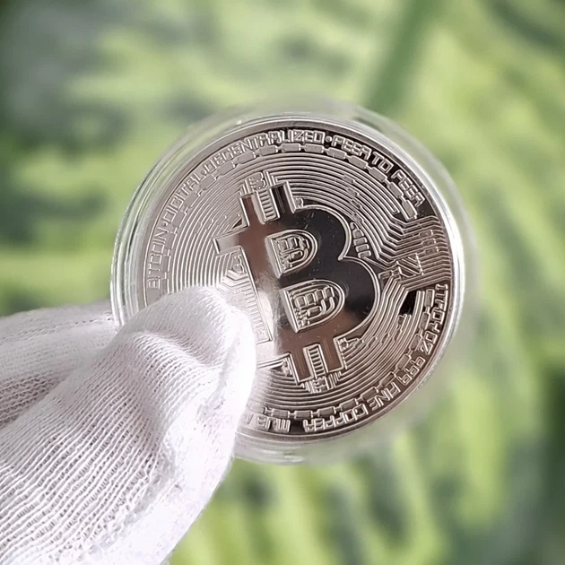 Сувенирная серебристая монета Биткоин (Bitcoin, BTC) на подарок в капсуле - изображение 7