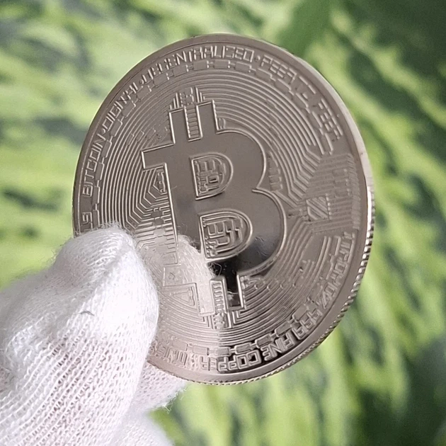 Сувенирная серебристая монета Биткоин (Bitcoin, BTC) на подарок в капсуле - изображение 8