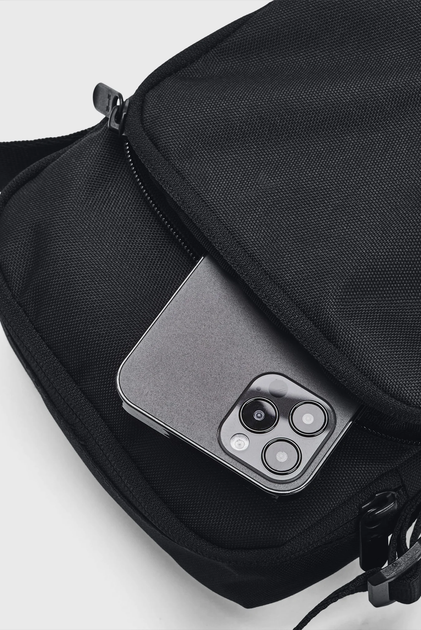 Cумка на Пояс Under Armour Essential Lite Crossbody(1381912-001) MISC Чорний - Фото 4 Cумка на Пояс Under Armour Essential Lite Crossbody(1381912-001) MISC Чорний - зображення 4