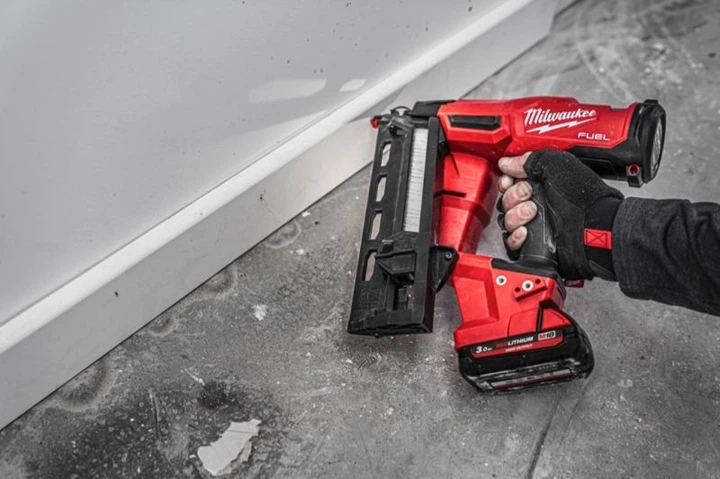 Пістолет цвяхів акумуляторний безщітковий MILWAUKEE M18 FN16GA-202X (32-64мм)(ЗУ+2Х2Ач) - Фото 8 Пістолет цвяхів акумуляторний безщітковий MILWAUKEE M18 FN16GA-202X (32-64мм)(ЗУ+2Х2Ач) - изображение 8