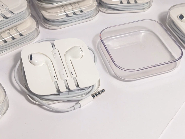 Навушники EarPods 3.5 мм білі з мікрофоном та контролером для прослуховування музики - Фото 7 Навушники EarPods 3.5 мм білі з мікрофоном та контролером для прослуховування музики - зображення 7