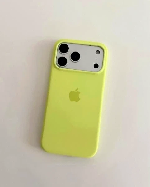 Чохол силіконовий Silicone Case із MagSafe для iPhone 17 Pro Max захист камери жовтий - Фото 6 Чохол силіконовий Silicone Case із MagSafe для iPhone 17 Pro Max захист камери жовтий - зображення 6