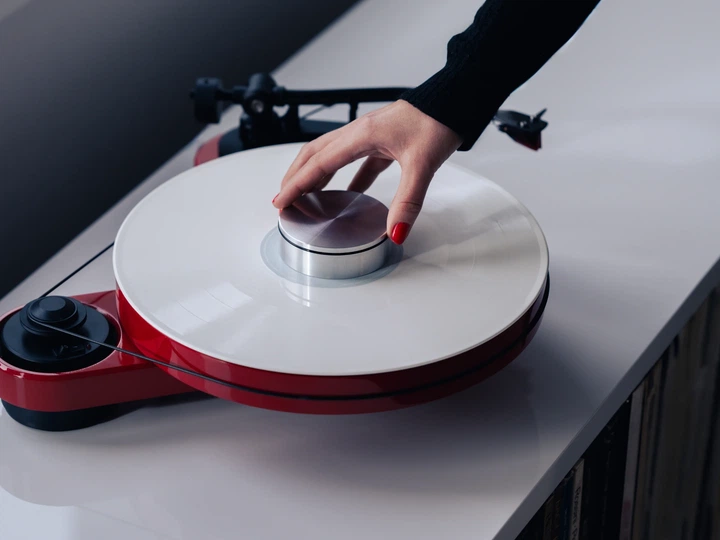 Притиск для вінілових пластин Pro-Ject Record Puck S Alu Polished - Фото 3 Притиск для вінілових пластин Pro-Ject Record Puck S Alu Polished - зображення 3
