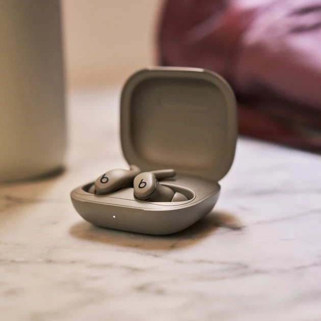 Навушники Beats by Dr. Dre Powerbeats Fit Gravel Gray (ME2K4) - Фото 7 Навушники Beats by Dr. Dre Powerbeats Fit Gravel Gray (ME2K4) - зображення 7