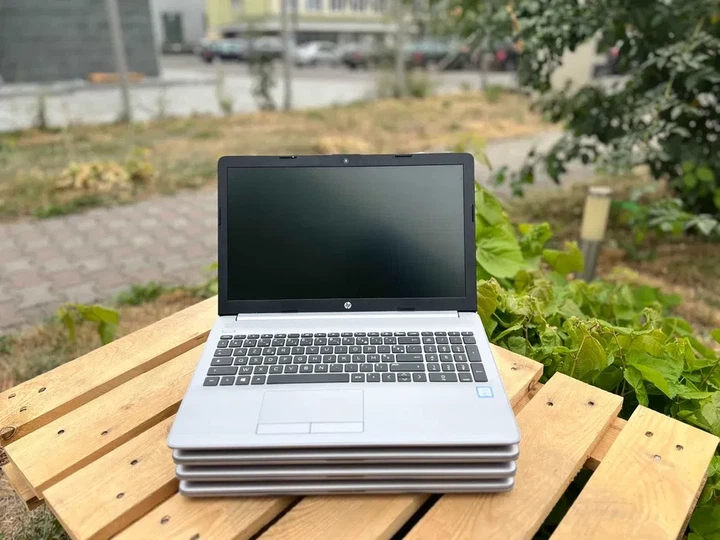 Ноутбук HP 250 G7 / 15.6" (1366х768) IPS / Intel Core i3-7100U (2 (4) ядра по 2.4 GHz) / 8 GB DDR4 / 256 GB SSD / Intel HD Graphics 620 / WebCam / Win 10 Pro - Б/В - зображення 4
