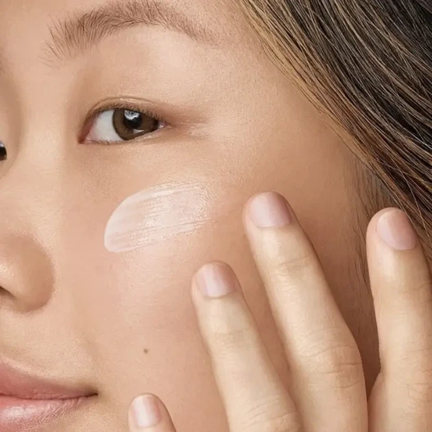 Заспокійлива емульсія з екстрактом календули для шкіри обличчя Kiehl's Calendula Skin-Soothing & Stabilizing 30 - Фото 6 Заспокійлива емульсія з екстрактом календули для шкіри обличчя Kiehl's Calendula Skin-Soothing & Stabilizing 30 - зображення 6