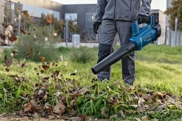 Dmuchawa do liści Bosch GBL 18V-750 bezszczotkowa bez akumulatora i ładowarki (06008D2000) - obraz 2