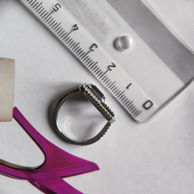 Серебряное кольцо с натуральным сапфиром 1.735ct, фианитами, вес изделия 3,01 гр (2202486) - изображение 4