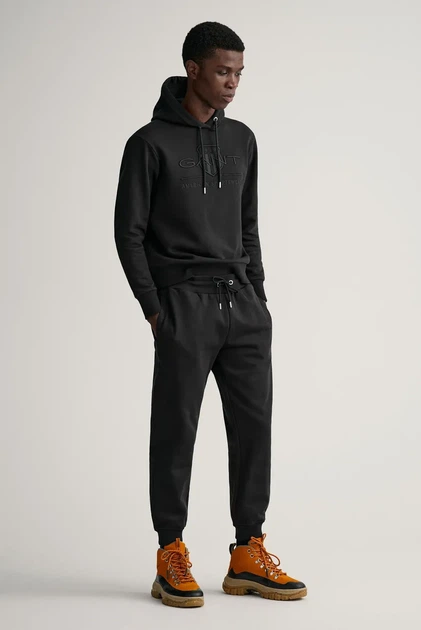Чоловічі чорні спортивні штани TONAL ARCHIVE SHIELD PANTS Gant L 2039023 - Фото 2 Чоловічі чорні спортивні штани TONAL ARCHIVE SHIELD PANTS Gant L 2039023 - изображение 2