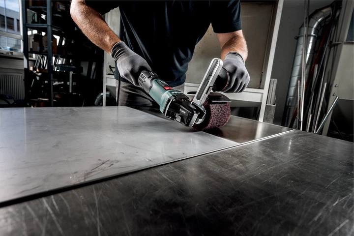 Щеточная полировальная машина METABO SE 17-200 RT Set с набором принадлежностей; 1700Вт; 800-3000 об/мин; 17 Нм; 2,9кг; сталевий - Фото 2 Щеточная полировальная машина METABO SE 17-200 RT Set с набором принадлежностей; 1700Вт; 800-3000 об/мин; 17 Нм; 2,9кг; сталевий - изображение 2