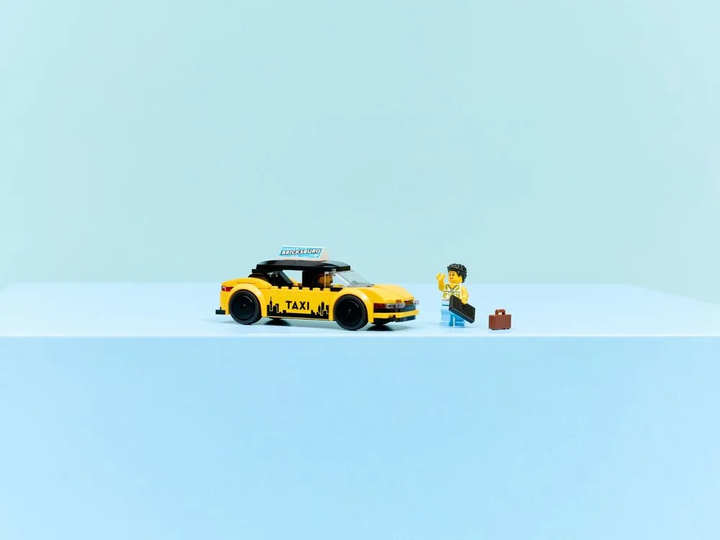 Конструктор LEGO City Жовте таксі 122 деталі (60487) - зображення 8