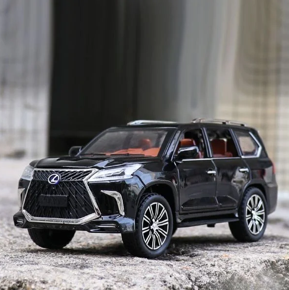 Моделька машини Lexus LX570 в маштабі 1:24, має звукові та світлові ефекти і рухомі деталі - зображення 2