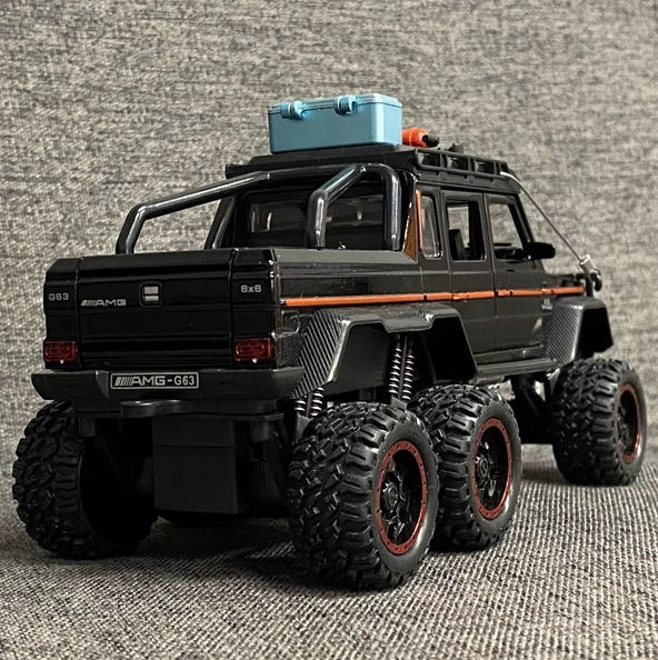 Моделька машини Mercedes-AMG G63 6x6, точна до найдрібніших деталей, має звукові та світлові ефекти - Фото 5 Моделька машини Mercedes-AMG G63 6x6, точна до найдрібніших деталей, має звукові та світлові ефекти - зображення 5