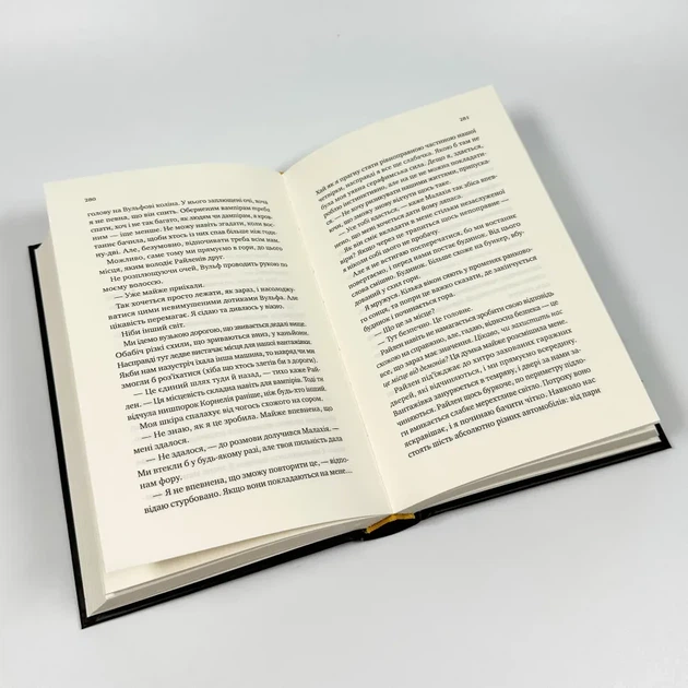 Двір королеви вампірів — Кейті Роберт | Vivat, книга українською, нова, тверда - Фото 3 Двір королеви вампірів — Кейті Роберт | Vivat, книга українською, нова, тверда - изображение 3