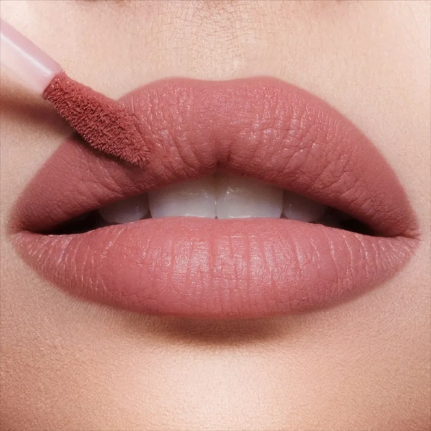 Матова рідка помада для губ Charlotte Tilbury Airbrush Flawless Lip Blur Відтінок Pillow Talk Blur - зображення 3