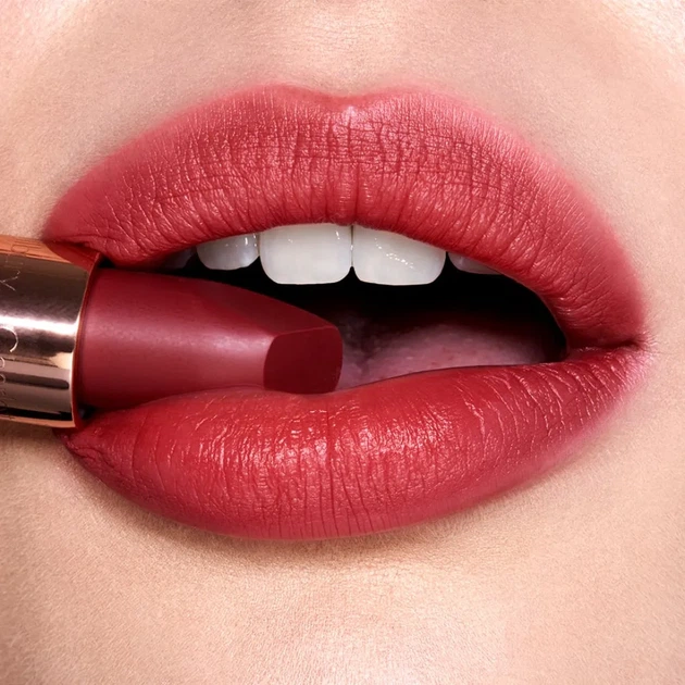 Матова помада для губ Charlotte Tilbury Matte Revolution Lipstick Walk of No Shame - зображення 3