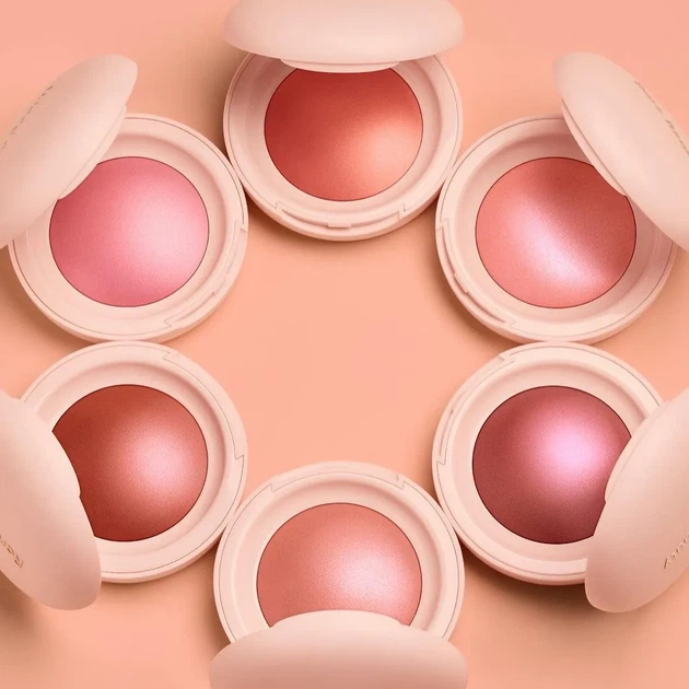 Рум'яна Rare Beauty by Selena Gomes Soft Pinch Luminous Powder Blush - Cheer 2.8 грам - Фото 4 Рум'яна Rare Beauty by Selena Gomes Soft Pinch Luminous Powder Blush - Cheer 2.8 грам - зображення 4