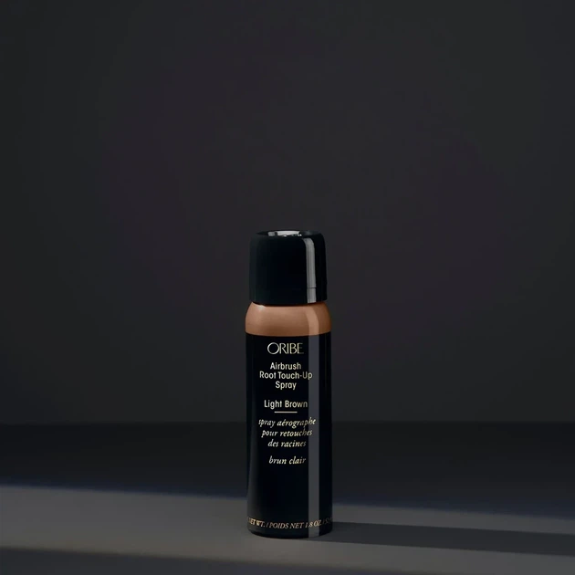 Спрей для маскування відрослих коренів і сивини Oribe Airbrush Root Touch Up Spray Light Brown 75 мл (O-ARTUS-LB75) - Фото 1 Спрей для маскування відрослих коренів і сивини Oribe Airbrush Root Touch Up Spray Light Brown 75 мл (O-ARTUS-LB75) - зображення 1