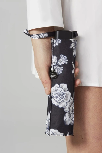 Парасолька жіноча Fulton L340 Miniflat-2 Black and White Floral (Черно-белые цветы) - зображення 4