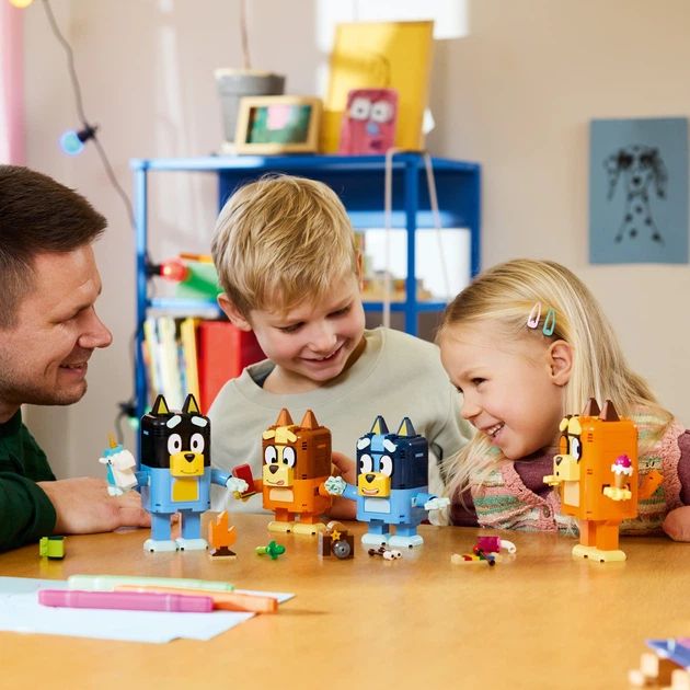 Конструктор LEGO Bluey Сім'я Блуї з кубиків 466 деталей (11217) - зображення 6