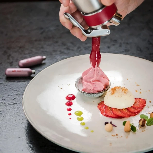 Сифон для сливок iSi Gourmet Whipper / 0,25 л / Сталь / Для холодной и горячей продукции / Серебряный-Красный Б/В k1 - Фото 3 Сифон для сливок iSi Gourmet Whipper / 0,25 л / Сталь / Для холодной и горячей продукции / Серебряный-Красный Б/В k1 - изображение 3