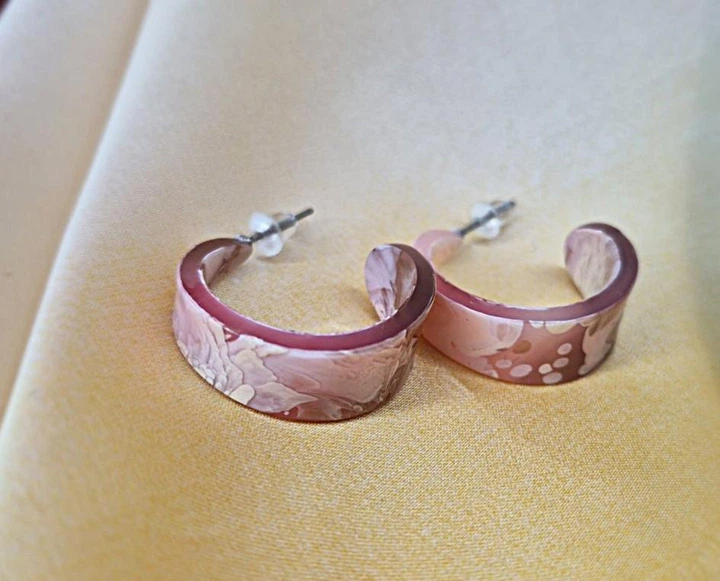 Серьги кольца акриловые jeweston Розово-нюдовые - изображение 10