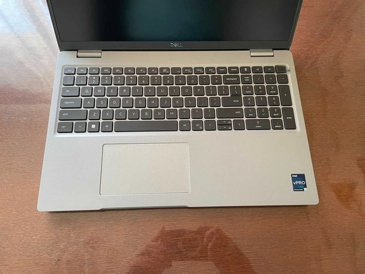 Мобільна робоча станція Dell Precision 3571 / 15.6" (1920x1080) IPS / Intel Core i7-12800H (14 (20) ядер по 3.7 - 4.8 GHz) / 16 GB DDR5 / 512 GB SSD / nVidia RTX A1000, 4 GB GDDR6, 128-bit / WebCam б/в - зображення 4