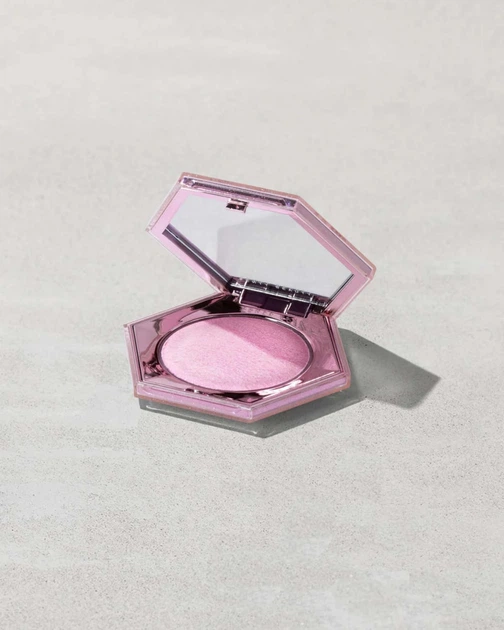 Хайлайтер Fenty Beauty Diamond Bomb All-Over Diamond Veil — Lavender Luv'r (43962632896557) - Фото 1 Хайлайтер Fenty Beauty Diamond Bomb All-Over Diamond Veil — Lavender Luv'r (43962632896557) - изображение 1