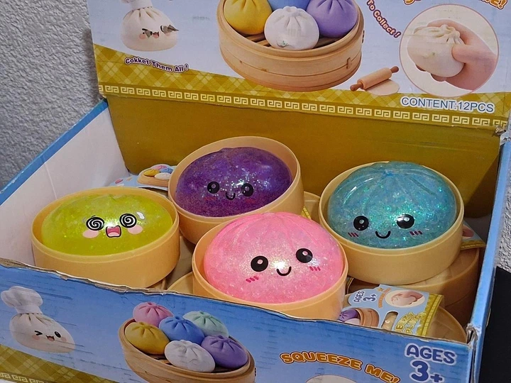 Сквіш Пельмень 10 см у коробочці, іграшка-антистрес Glitter Dumpling усміхнений пельмешка в пароварці - Фото 1 Сквіш Пельмень 10 см у коробочці, іграшка-антистрес Glitter Dumpling усміхнений пельмешка в пароварці - зображення 1