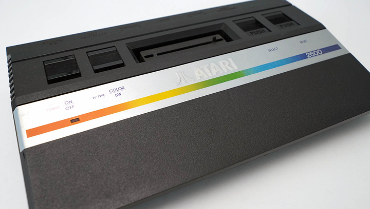 Консоль Atari 2600 Jr. Long Rainbow Black + Коробка Без Геймпада Б/У - Фото 3 Консоль Atari 2600 Jr. Long Rainbow Black + Коробка Без Геймпада Б/У - изображение 3