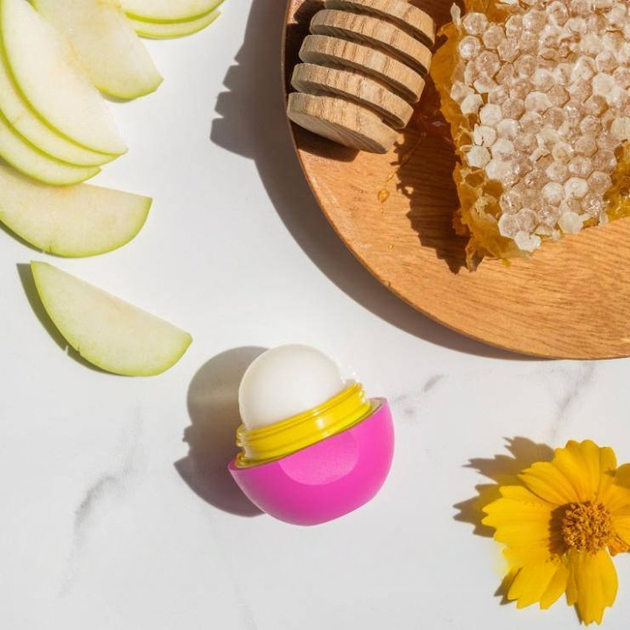 Зволожуючий бальзам для губ EOS Natural Shea Smooth з ароматом яблука та меду і натуральним воском 7 г - зображення 4