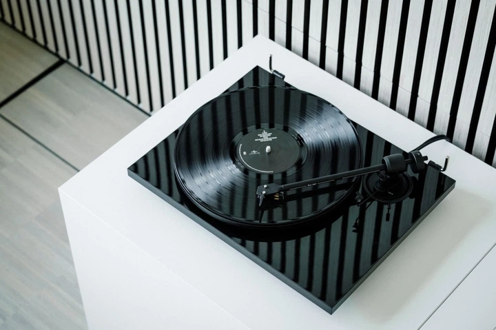 Програвач вінілу Pro-Ject E1.2 Pick It MM E High Gloss Black - изображение 5