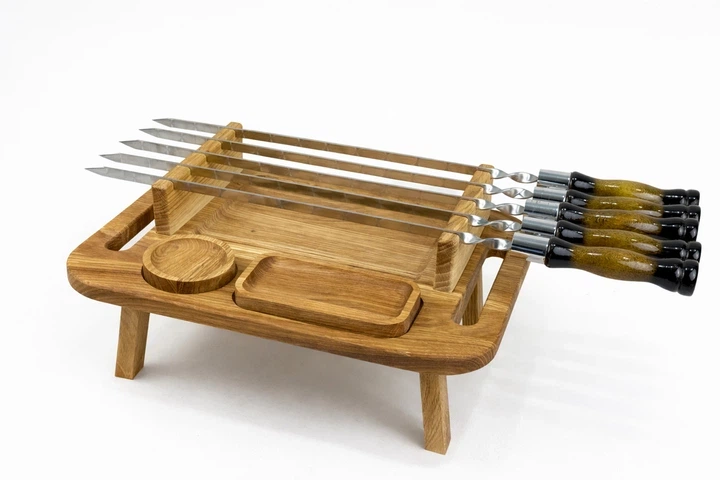 Дошка на ніжках для подачі шашлику Grillmaster 50х34х7 см коричнева з дерева з двома соусниками (125-10-SJ-6558) - зображення 2