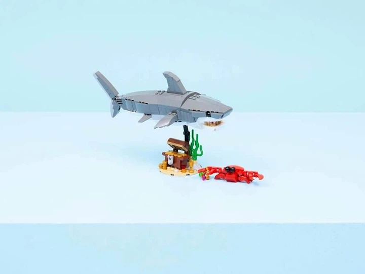 Конструктор LEGO Creator Люта акула зі скринею скарбів 379 деталей (31381) - зображення 7