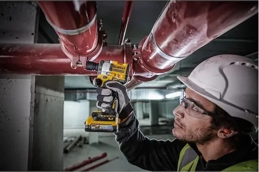 Ударний гайковерт DeWalt 18V POWERSTACK 1/2' 406 Нм з 2 акумуляторами 1.7 Аг (DCF921E2T-QW) - зображення 4