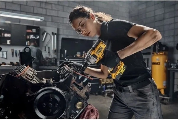 Акумуляторний ударний гайковерт DeWalt 18V XR 1/2" 812 Нм з 2 акумуляторами 5 Аг (DCF892P2T-QW) - зображення 18