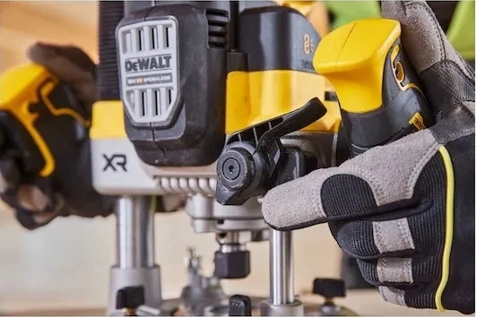 Акумуляторний фрезер DeWalt POWERSTACK 18V XR 8-12 мм з 2 акумуляторами 5 Аг (DCW620H2-QW) - зображення 13