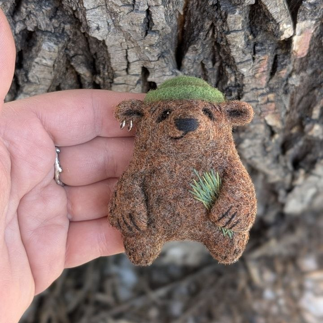 Ведмідь Березень стильна авторська прикраса на одяг (з паростками трав та в зеленому капелюсі) - Фото 2 Ведмідь Березень стильна авторська прикраса на одяг (з паростками трав та в зеленому капелюсі) - изображение 2