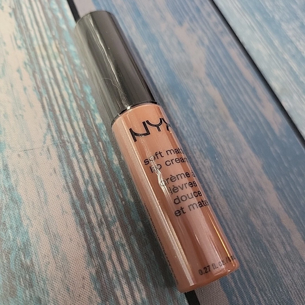 Жидкая помада с матовым финишем Nyx Soft Matte Lip Cream Stockholm SMLC02 бежевый 8 мл - изображение 6
