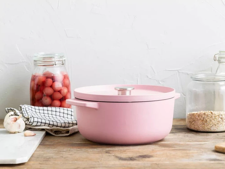 Каструля KitchenAid чавунна 3,3 л 22 см CC007430-001 суха троянда (00128320) - Фото 3 Каструля KitchenAid чавунна 3,3 л 22 см CC007430-001 суха троянда (00128320) - зображення 3
