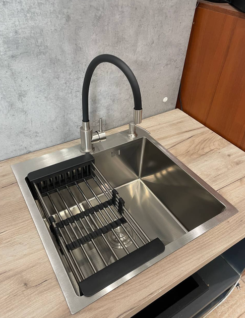 Кухонна мийка Kraft 50x50 см, товщина 3.0/1.0 мм, зі змішувачем гнучкий чорний, дозатором та кошиком - изображение 3